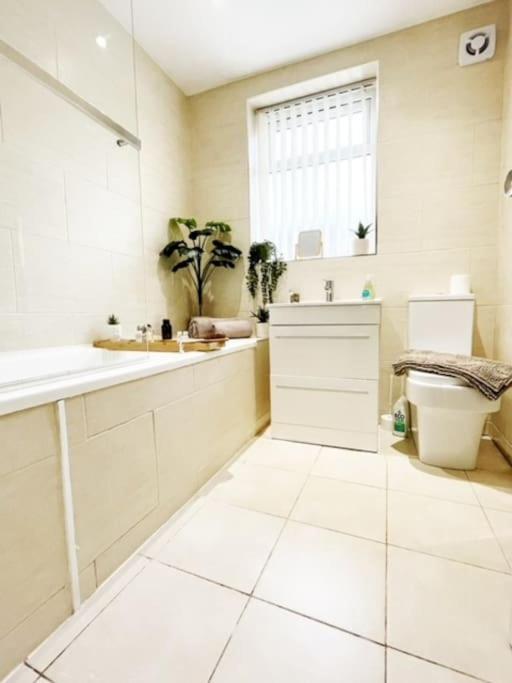 5 Bedroom, Sleeps 9 - Base To Explore Liverpool And Beyond Exteriör bild