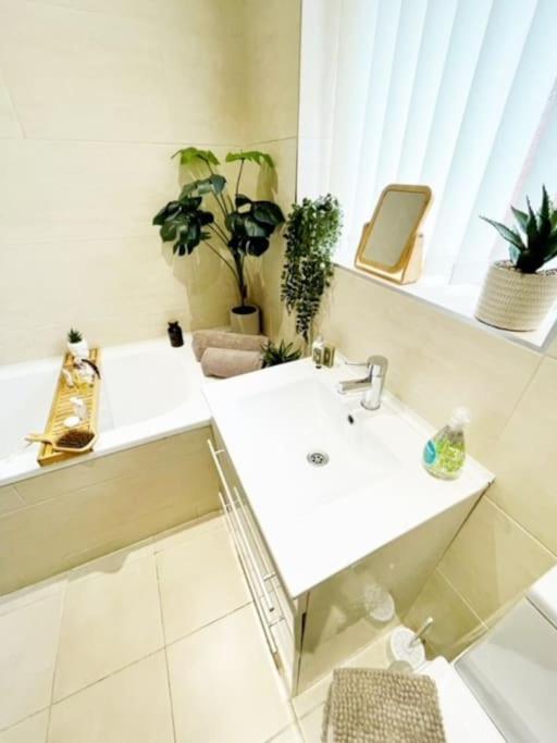 5 Bedroom, Sleeps 9 - Base To Explore Liverpool And Beyond Exteriör bild